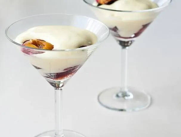 Zabaglione mit gerösteten Pflaumen