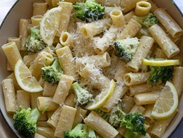 Brokkoli mit Zitronen-Rigatoni