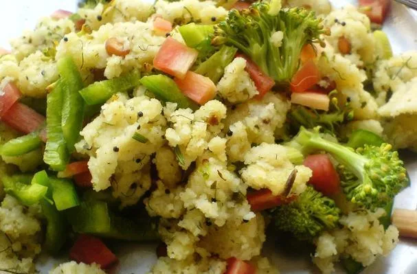 Brokkoli-, Karotten- und Paprika-Upma