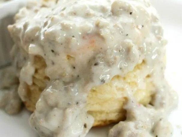 Buttermilch-Biskuits und hausgemachte Wurstsauce