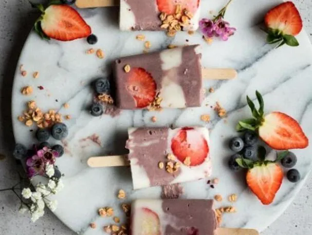 Acai-Granola-Frühstücks-Eis am Stiel