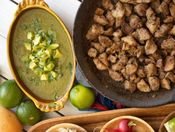 Carnitas Tacos mit Tomatensauce und Avocado
