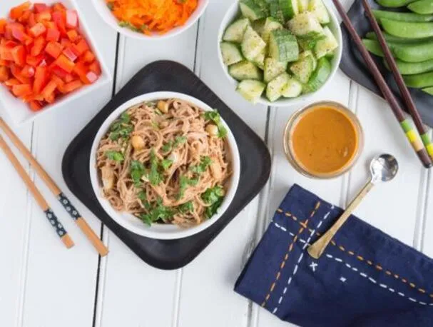 Cashew-Nudelsalat mit Gemüse