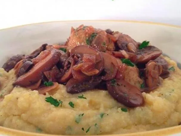 Hähnchenfleischbällchen-Marsala auf cremiger Polenta