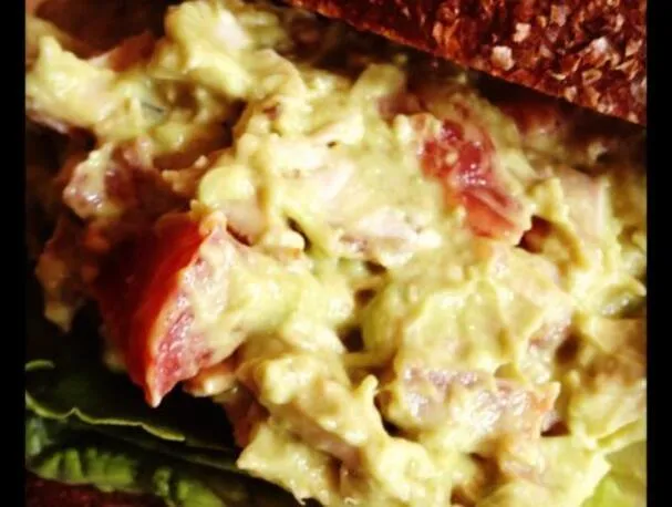 Hähnchensalat mit Avocado, Applewood-Räucherspeck und Tomate