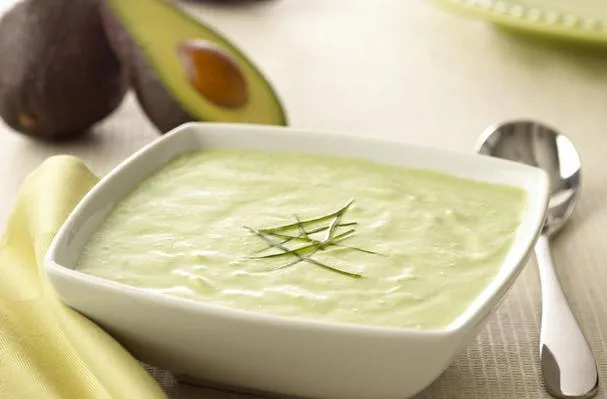 Gekühlte Gurken-Avocado-Suppe mit frischem Ziegenkäse