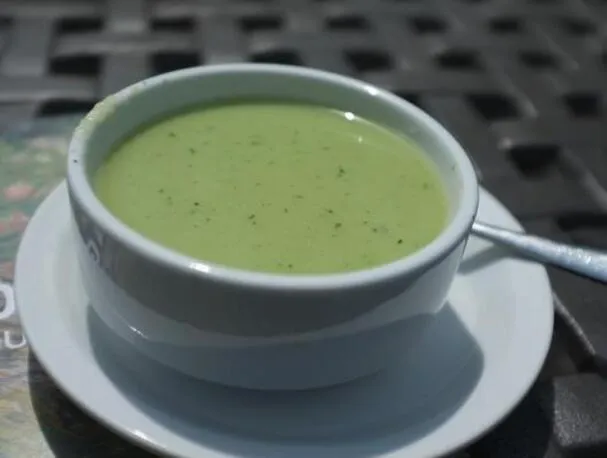 Gekühlte Gurken-Curry-Suppe