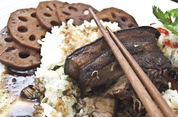 Geschmortes Schweinebauchfleisch mit Lotuswurzel und gedämpftem Maniok nach chinesischer Fünf-Gewürze-Art