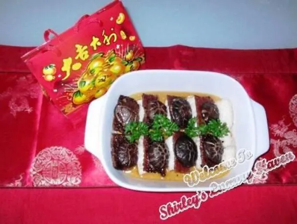 Chinesisches Neujahrs-Glücksfischgericht mit Bak Kwa