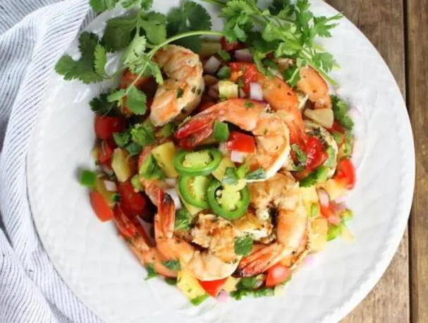Koriander-Limetten-Garnelen vom Grill mit Ananassalsa